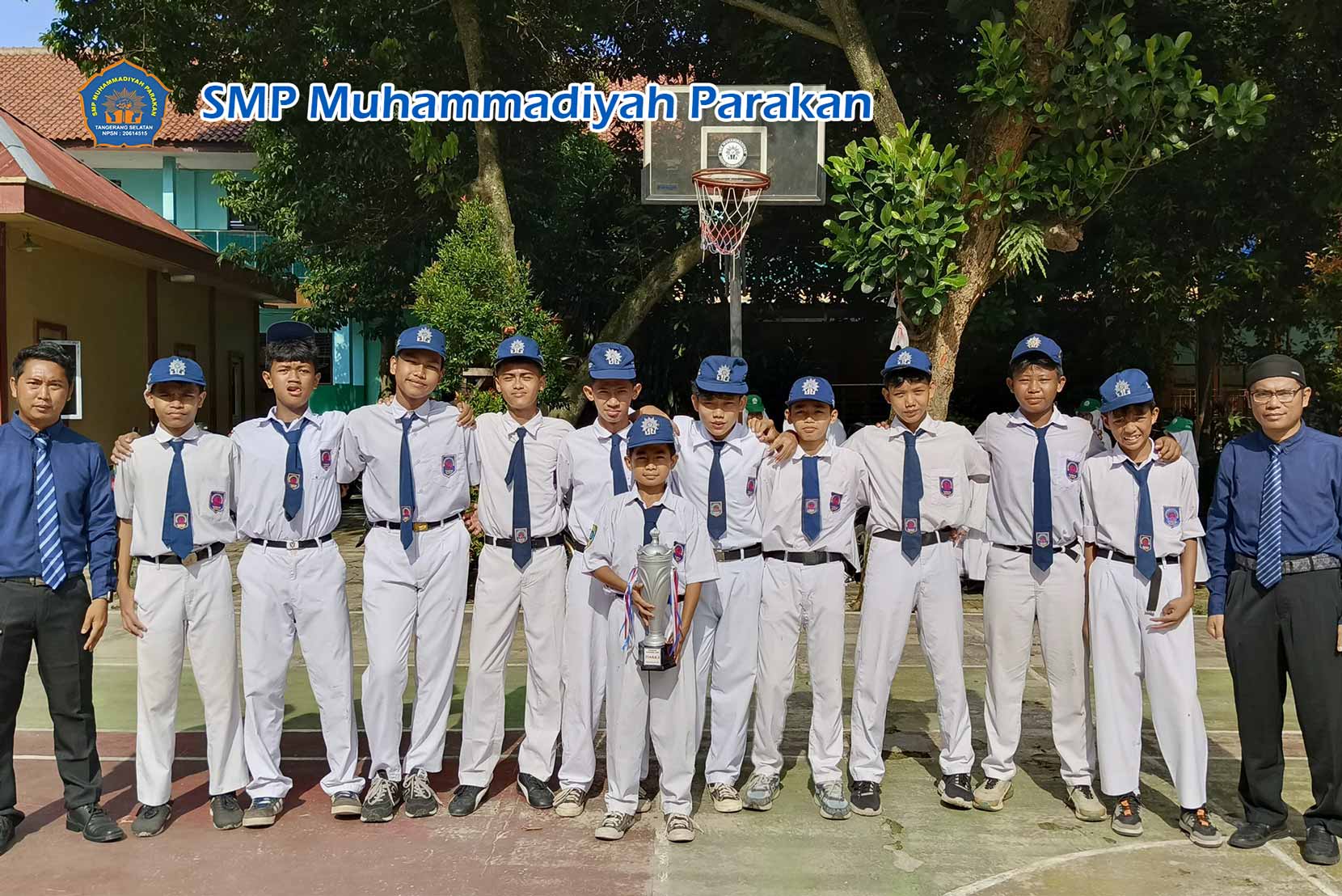 Siswa belajar interaktif di dalam kelas.