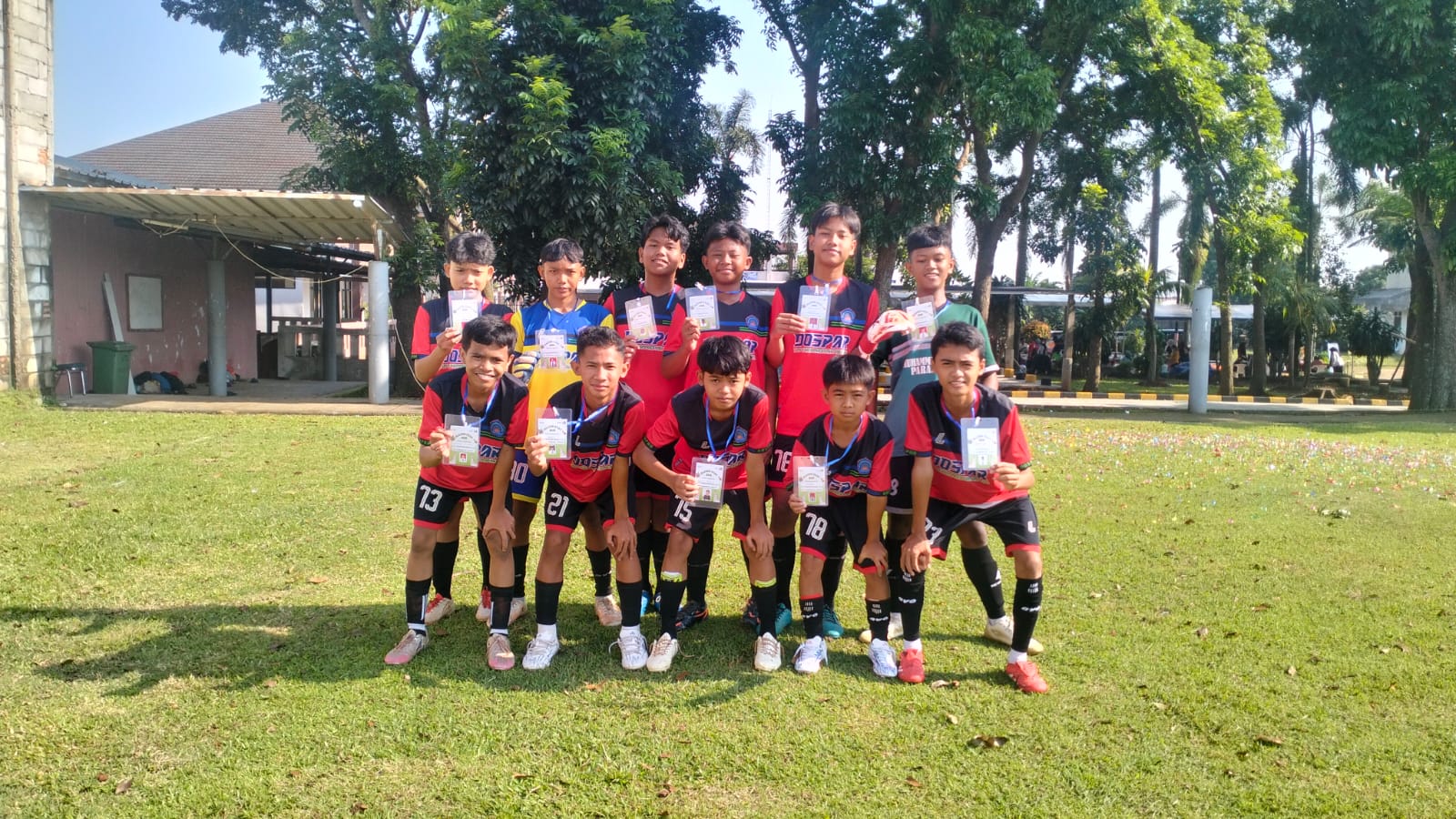 Siswa terlibat dalam kegiatan bakti sosial.